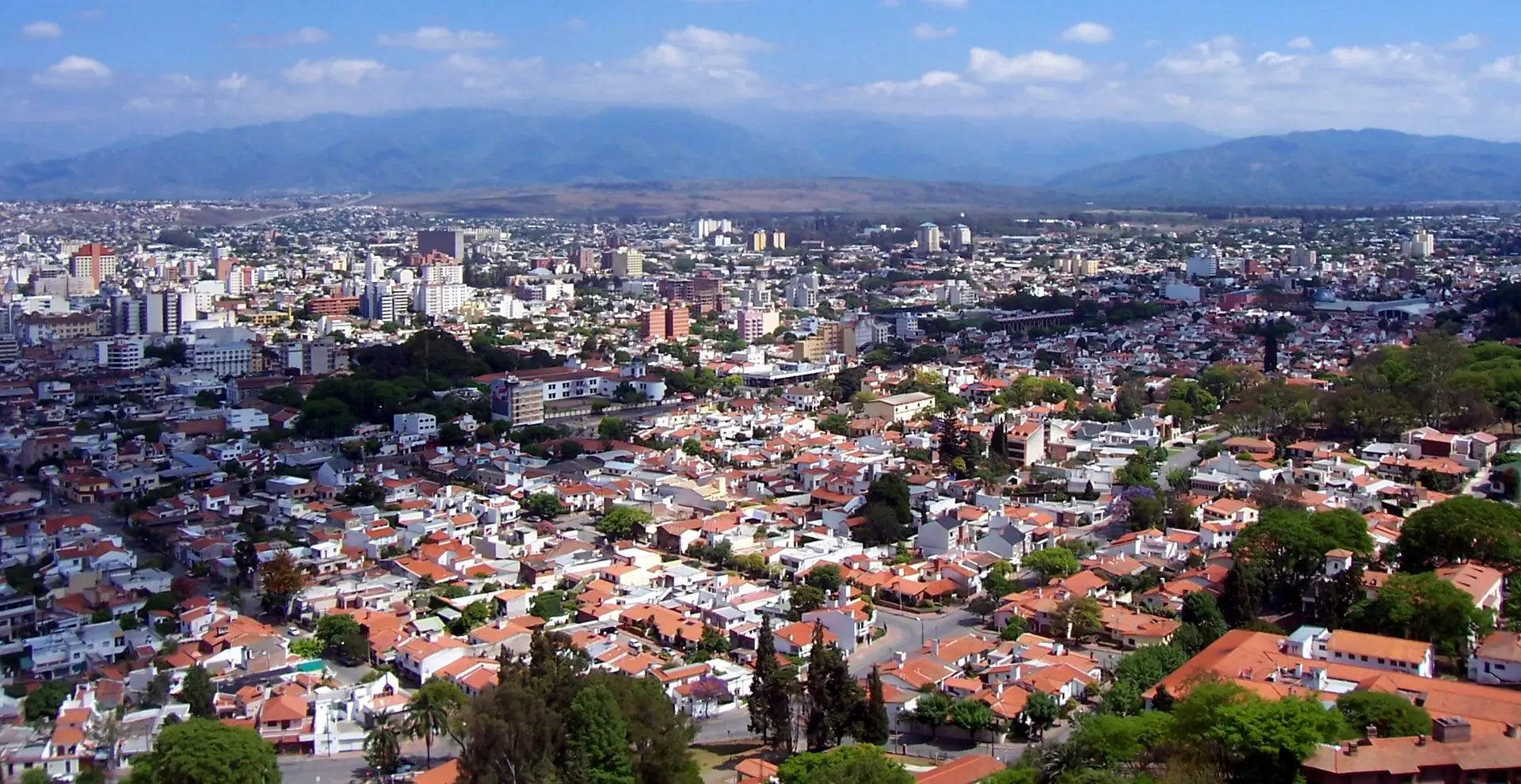 Vista panorámica de la ciudad de Salta con los cerros de fondo