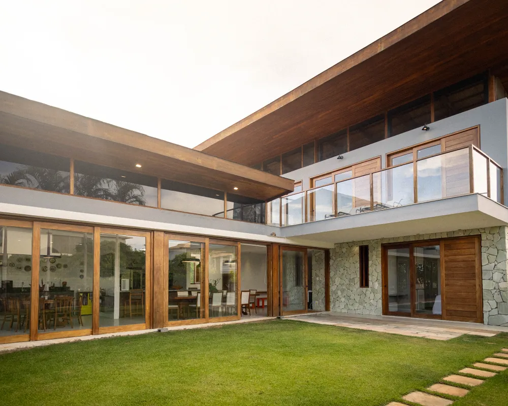 Casa moderna con grandes puertas-ventana de vidrio y madera