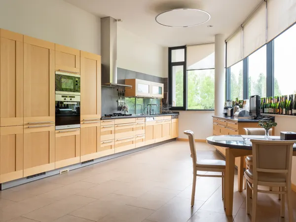 Ventanas de aluminio negro de abrir en una cocina luminosa